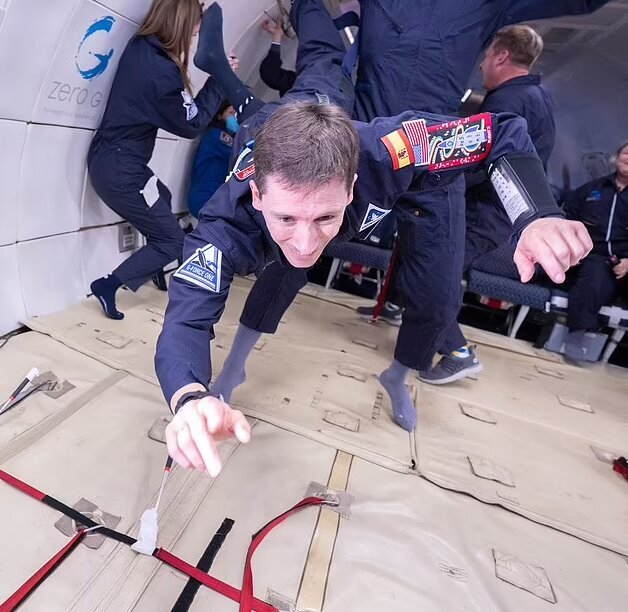 عکس 14 فضانورد ناتوان به خاک سپرده شدند