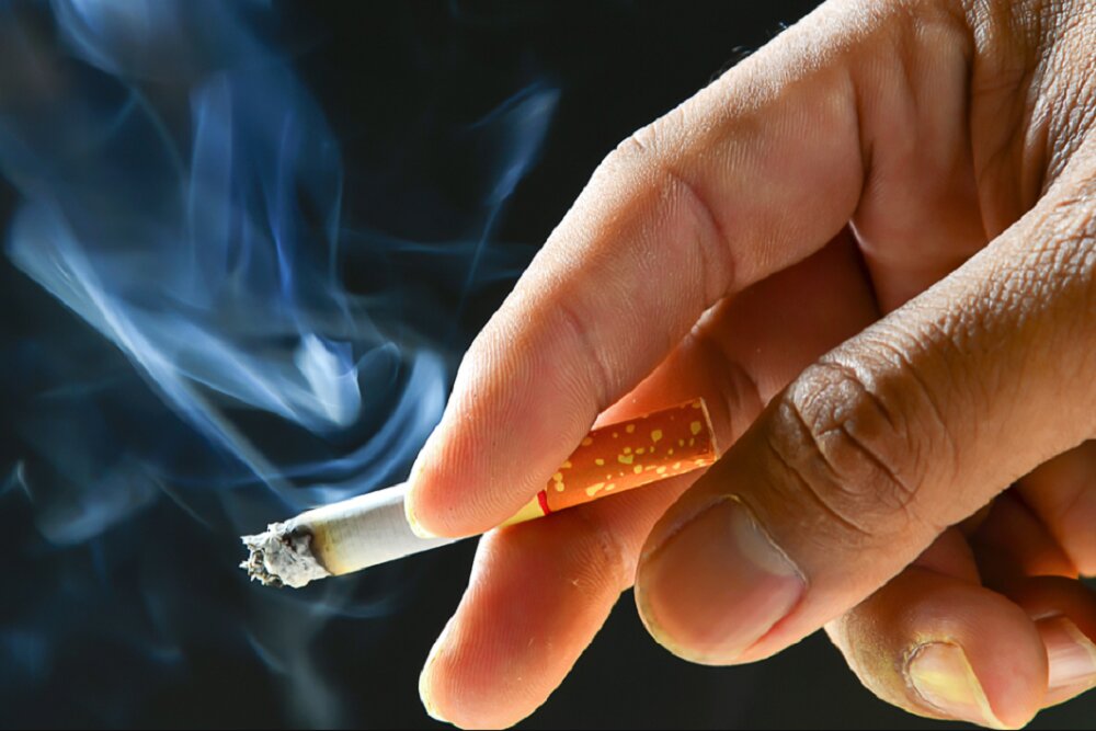 انتقاد از تبلیغ دخانیات در شبکه نمایش خانگی / مخالفت با فروش سیگار در فروشگاه‌های زنجیره‌ای