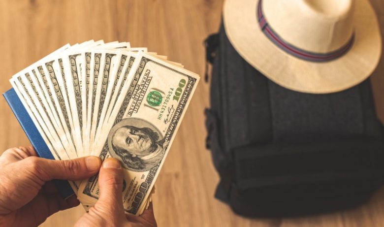 دلار مسافرتی گران شد، اما هزینه سفر کاهش یافت